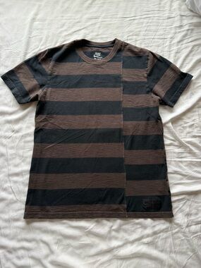 Men’s Nike LeBron Soft Grunge Virescit Vulnere Virtus Striped T-Shirt Sz. L